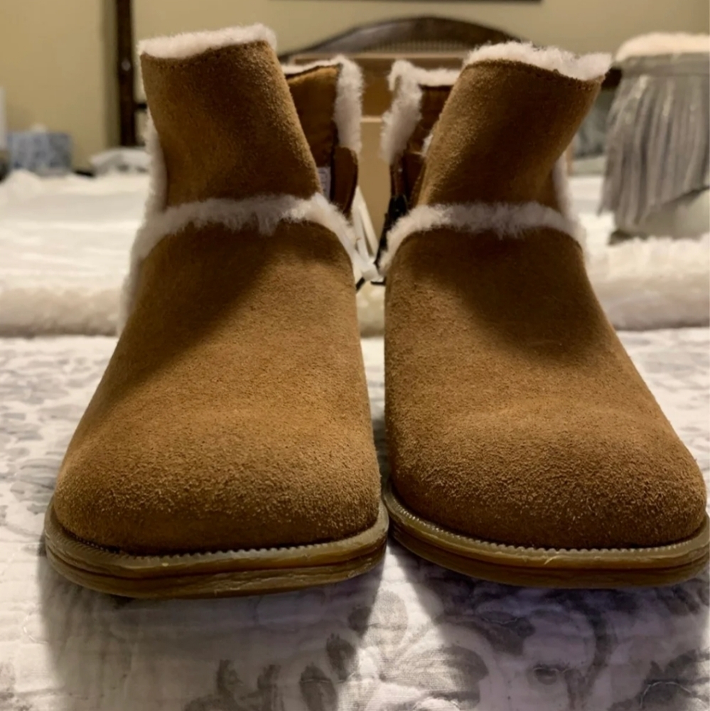 NWOT UGG. KIDS Boots size 11. Brown with fur.